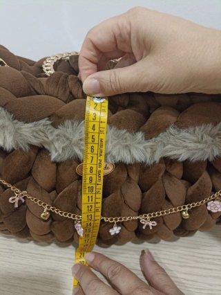 Borsa clutch marrone con dettagli oro.