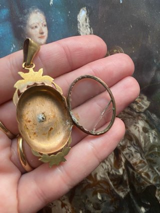 Colgante antiguo floral dorado