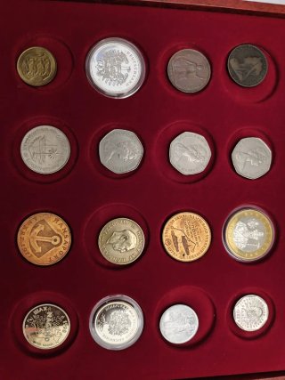 Estuche monedas medallas varios países