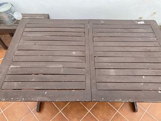 Mesa de exterior de madera