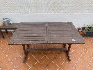 Mesa de exterior de madera