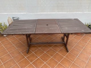 Mesa de exterior de madera