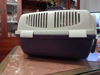 Transportín para mascotas morado y blanco