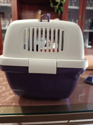 Transportín para mascotas morado y blanco