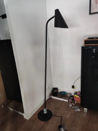 Lámpara de pie minimalista negra.