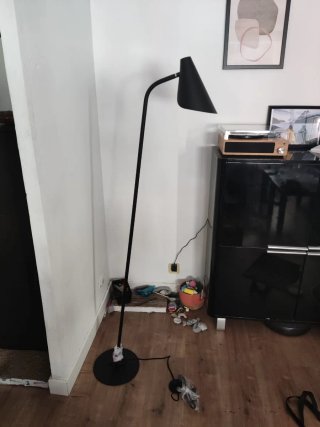 Lámpara de pie minimalista negra.