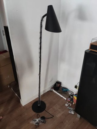Lámpara de pie minimalista negra.
