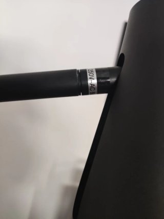 Lámpara de pie minimalista negra.