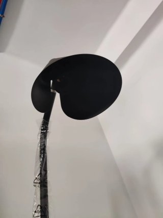 Lámpara de pie minimalista negra.