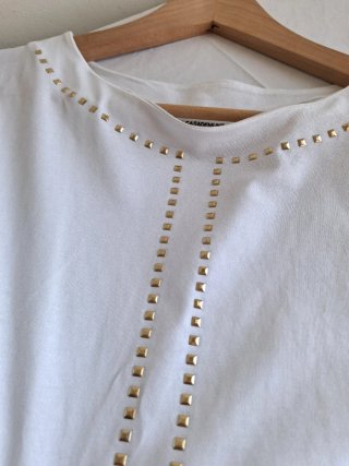 Camiseta Lola Casademunt con tachuelas doradas