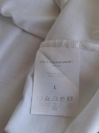 Camiseta Lola Casademunt con tachuelas doradas