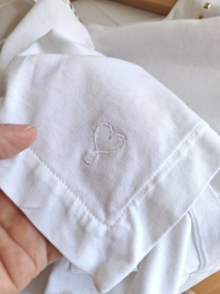 Camiseta Lola Casademunt con tachuelas doradas