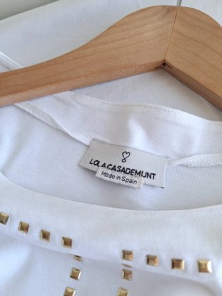 Camiseta Lola Casademunt con tachuelas doradas