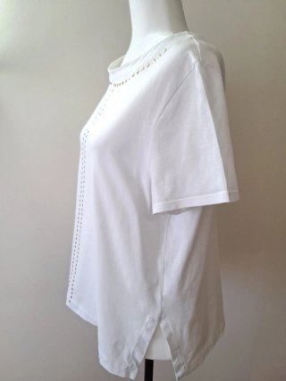 Camiseta Lola Casademunt con tachuelas doradas