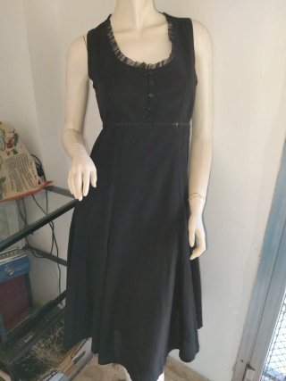Vestido negro con volantes