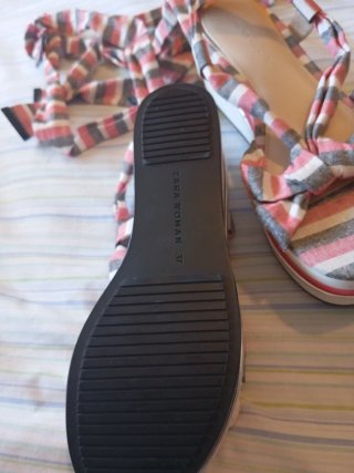 Sandalias de cuña con lazo y tiras