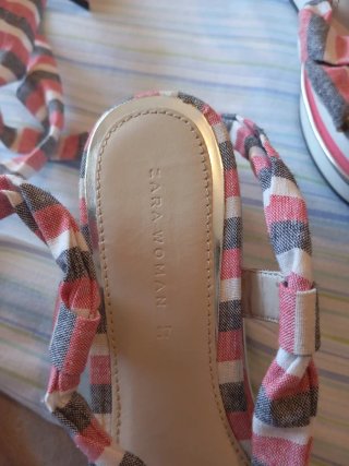 Sandalias de cuña con lazo y tiras