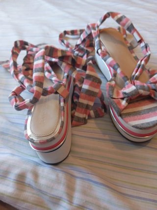 Sandalias de cuña con lazo y tiras