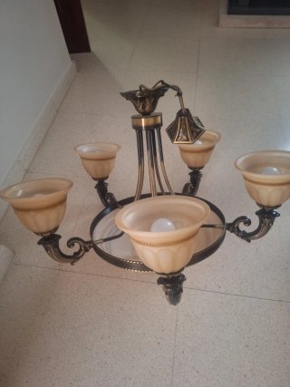 Lámpara de salón dorada y beige