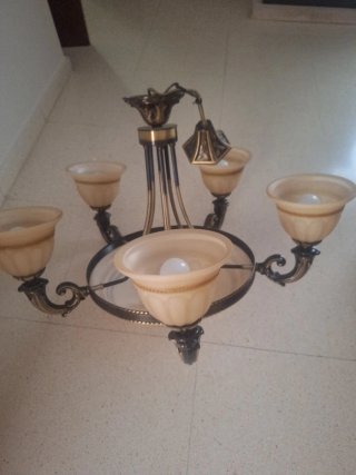 Lámpara de salón dorada y beige