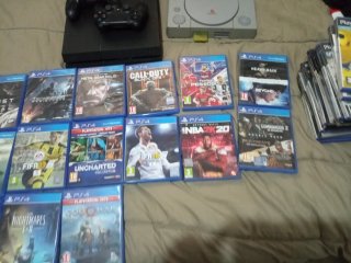 Consola PS4 + ps1 con juegos
