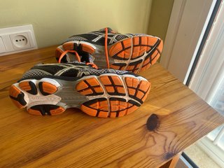 Zapatillas Asics grises y naranjas