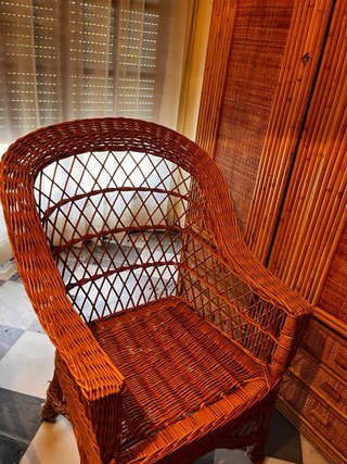 Sillón de mimbre marrón