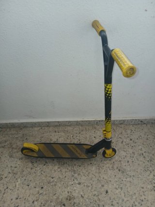 Patineta Scooter Negro y Amarillo
