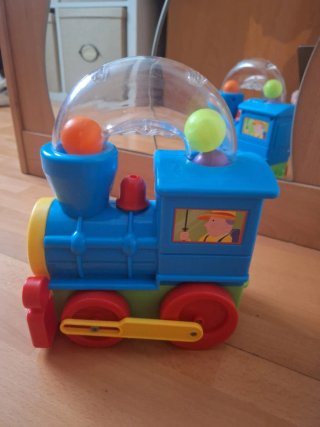 Tren de juguete con bolas