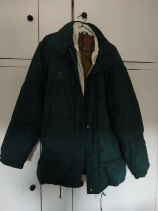 Chaquetón plumífero verde.se quitan las mangas