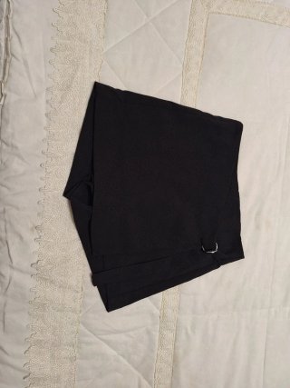 Falda pantalón negra con detalle de anilla
