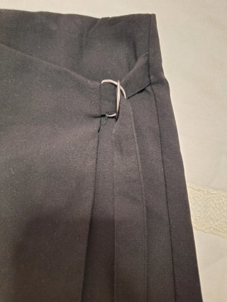 Falda pantalón negra con detalle de anilla