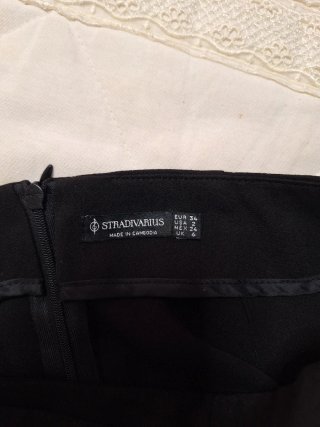 Falda pantalón negra con detalle de anilla