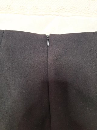 Falda pantalón negra con detalle de anilla