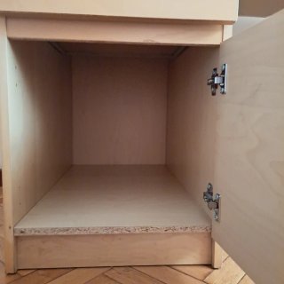 Escritorio de madera con cajones