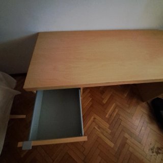 Escritorio de madera con cajones