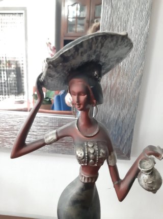 Estatueta Decorativa Mulher Elegante