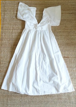Vestido blanco escote pico mangas abullonadas