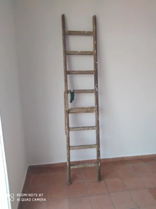Escalera de madera para restaurar