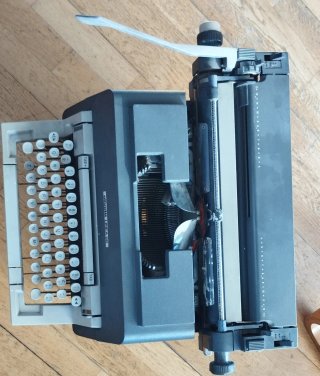 Máquina de escribir Olivetti Línea 98