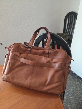 Bolso de cuero marrón para portátil