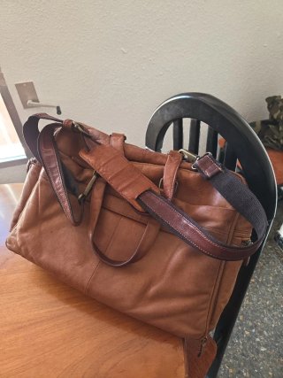 Bolso de cuero marrón para portátil