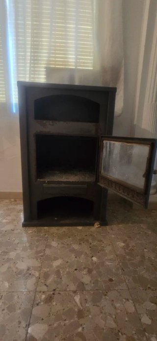Estufa de leña metálica poco uso