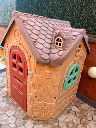 Casita infantil de plástico (SE REGALA )