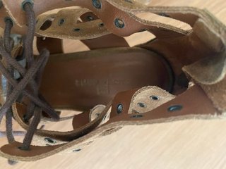 Sandalias de ante marrón verano. Gloria Ortiz