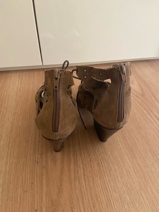Sandalias de ante marrón verano. Gloria Ortiz