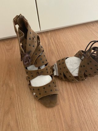 Sandalias de ante marrón verano. Gloria Ortiz