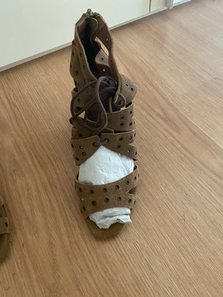 Sandalias de ante marrón verano. Gloria Ortiz