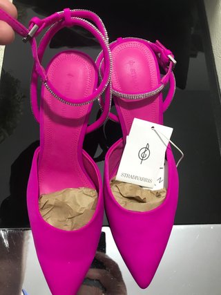 Zapatos Stradivarius fucsia con pedrería