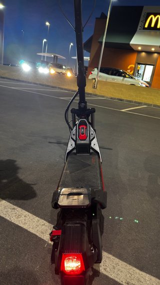 Patinete Eléctrico Negro y rojo